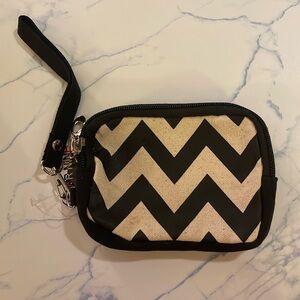NWT’S Fair nine small wristlet w/chevon pattern with ivory & black color w/strap